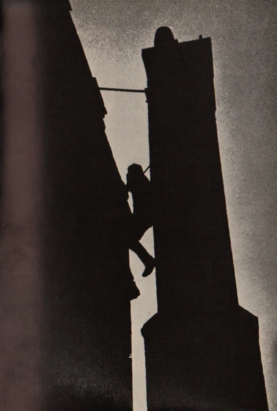 This photograph was taken in the early evening. A very narrow chimney of uneven brickwork. Knees must be used for the first 15 feet.